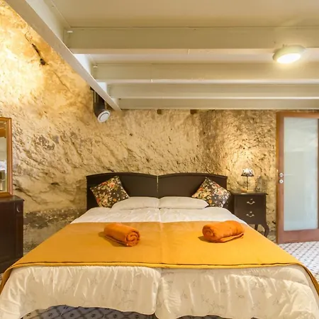 Βίλα Pleasant Stone House & Jacuzzi St Martin - Happy