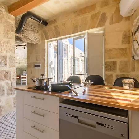 Vilă Pleasant Stone House & Jacuzzi St Martin - Happy L-Imgarr