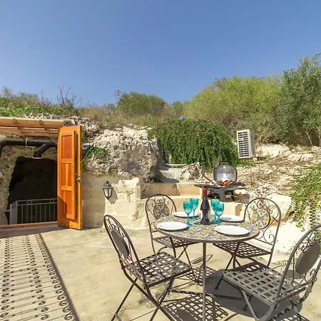 Pleasant Stone House & Jacuzzi St Martin - Happy Vilă L-Imgarr