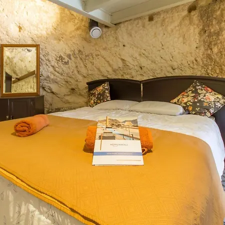 Vilă Pleasant Stone House & Jacuzzi St Martin - Happy L-Imgarr