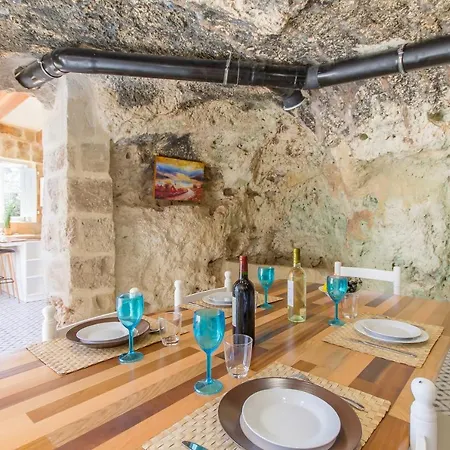 Pleasant Stone House & Jacuzzi St Martin - Happy Vilă *