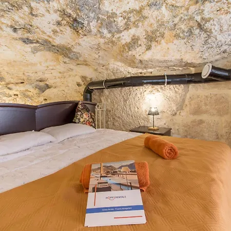 Vilă Pleasant Stone House & Jacuzzi St Martin - Happy L-Imgarr